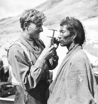 Imagen: Bruno Beger mientras realiza la craneometría de un hombre tibetano. Wikimedia Commons